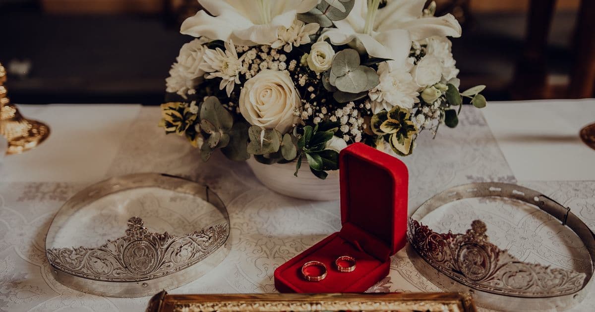 Mladenci pred oltarom na pravoslavnom venčanju, tradicija srpske svadbe i običaji